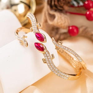 Bracelet ouvert gecko doré orné de strass blancs et de pierres marquises rouges éclatantes