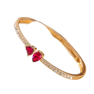Bracelet jonc doré ouvert avec pierres rouges en cœur et rangées de diamants blancs