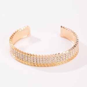 Détail du bracelet manchette doré avec pierres en zircone et motifs grecques