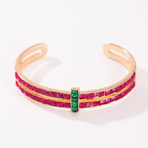 Vue macro détaillée du bracelet doré serti de cristaux carrés roses et verts
