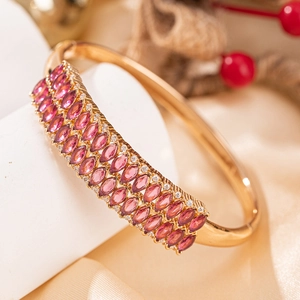 Bracelet ajouré en or rose avec zircons roses marquise et cristaux micro-pavage