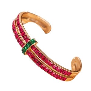 Bracelet jonc doré élégant orné de zircons rouges et d'accents en cristal vert