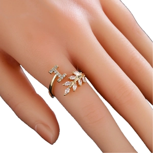 Anello aperto dorato con design a foglia e lettera H con zirconi per donna
