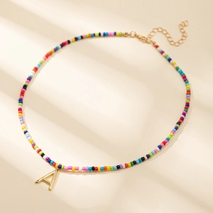 Collier ras du cou perles arc-en-ciel avec pendentif lettre A dorée et chaîne réglable