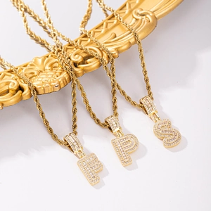 Collane alla moda placcate oro con 26 lettere e pendenti in zircone scintillante su catene