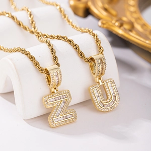 Collane con ciondoli lettere Z e U placcate in oro di lusso con pavé di zirconi lucidi