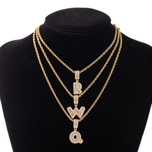 Set di 3 collane a catena ritorta dorata con pendenti lettere B, W, Q con strass