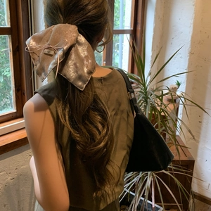 Chouchou Coréen avec Grand Nœud Tissu Mercerisé Texture Métallique Élégante Corde à Cheveux Française Femme Mode