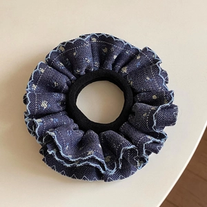 Chouchou en jean floral avec bords ondulés bleu clair et élastique intérieur