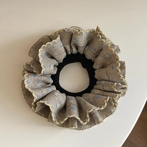 Chouchou chic en tissu gris à pois bleus avec finition de bord festonné jaune