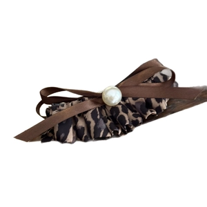 Barrette banane léopard élégante avec nœud en satin marron et perle centrale