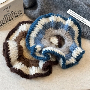 Chouchous faits main en tricot bleu et marron avec des textures douces et contrastées