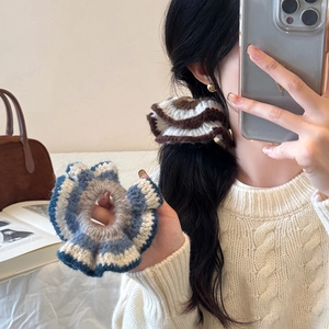 Chouchous en tricot faits à la main avec bords ondulés et rayures pour l'automne-hiver