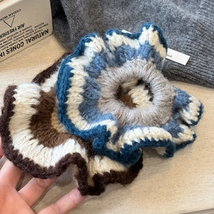 Chouchous en laine tricotée main bleu et crème avec bords ondulés et doux