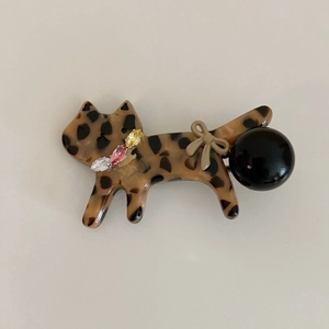 Detail der Katzen-Haarklammer aus Acetat in Schildpatt-Optik mit bunten Strasssteinen
