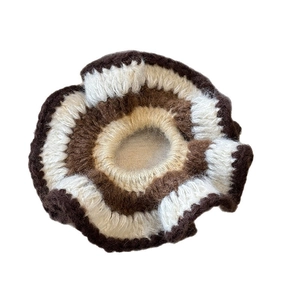 Chouchou fleur fait main au crochet avec rayures en laine marron et beige