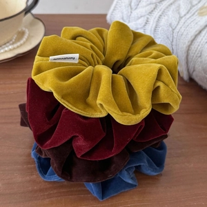 Lot de quatre chouchous en velours premium aux couleurs d'automne sur table