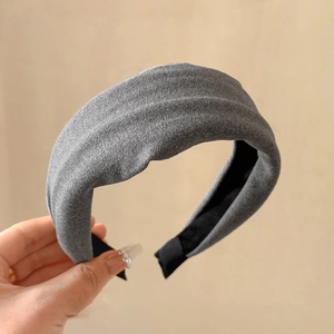Detailed view of dark grey padded velvet headband with non-slip lining and thick sponge design