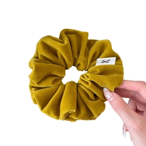 Chouchou en velours jaune moutarde de qualité, texture moelleuse et étiquette logo