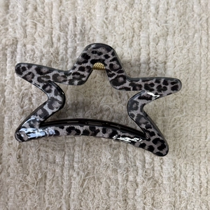 Vintage gray leopard print star hair claw clip with sleek resin finish for women