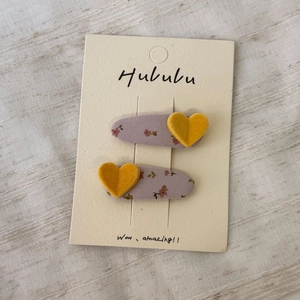 Barrettes à fleurs avec cœurs en velours jaune sur carte, accessoires cheveux élégants