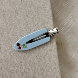 Dolce fermaglio per capelli in acetato azzurro con ciliegia di strass e clip a becco d'anatra