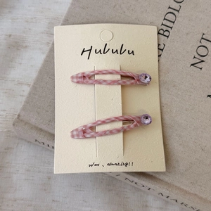 Lot de deux pinces à cheveux à carreaux roses avec strass sur carte de support