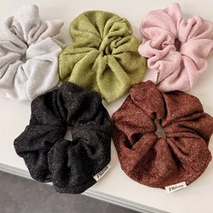 Set di cinque elastici per capelli in maglia glitterata in vari colori per la coda