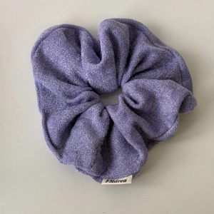 Elastico per capelli in maglia viola con glitter sottili ed etichetta del marchio