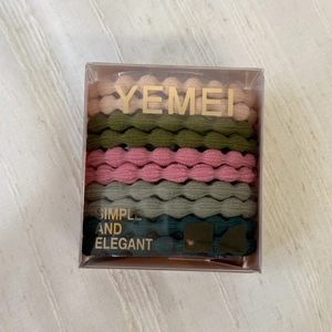 Detail of high-elasticity wave-textured hair ties in Morandi colors with clear gift box