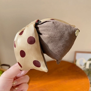 Pince à cheveux à pois contrastés en coton gaufré avec un design de nœud élégant