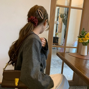 Eleganter Haargummi mit Punkten und Accessoires in einem gemütlichen Café-Ambiente