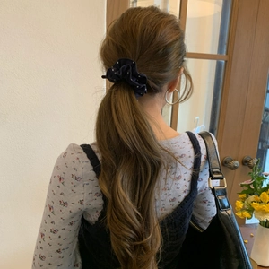 Französischer Vintage Haargummi in Marineblau mit Punkten für einen tiefen Pferdeschwanz