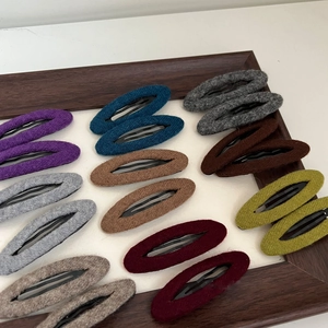 Dettaglio di fermagli per capelli BB ovali in feltro di lana in vari colori autunnali vintage