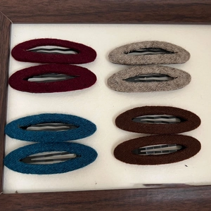Fermagli ovali in feltro di lana minimalisti bordeaux, grigi, blu e marroni, set da 8