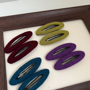 Set di 8 mollette BB in lana lavorata a maglia nei colori bordeaux, verde e blu