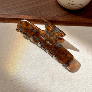 Détail de la pince à cheveux en acétate écaille avec l'inscription Barrette la France