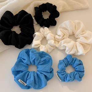 Chouchous en tricot ajouré en noir crème et bleu avec des étiquettes élégantes