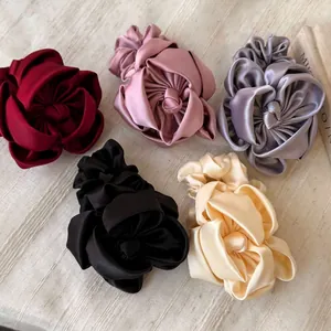 Chouchous fleurs en satin élégants en cinq couleurs pour femmes avec texture soyeuse