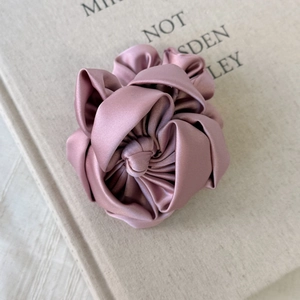 Élastique à cheveux rose poudré en satin avec pétales de rose faits à la main
