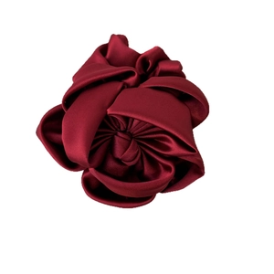 Chouchou élégant en satin bordeaux avec motif floral en soie double épaisseur pour femme