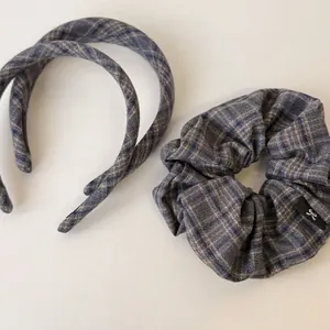 Ensemble d'accessoires cheveux à carreaux classiques avec deux serre-têtes et un chouchou