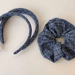 Ensemble serre-tête et chouchou à carreaux bleus pour une coiffure élégante et chic