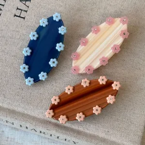 Lot de trois pinces à cheveux élégantes en acétate bleu marine, crème et marron strié