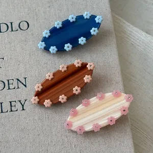 Ensemble de trois pinces à cheveux en acétate avec fleurs en bleu, ambre et crème