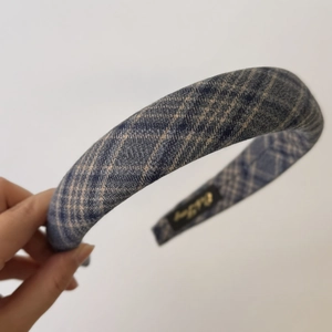 Vue détaillée du serre-tête à carreaux classique en tweed bleu et gris de haute qualité