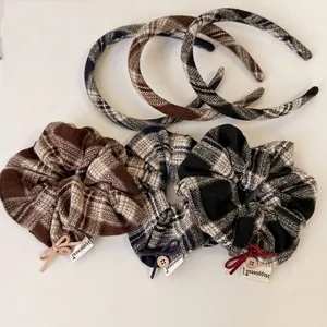 Retro Kariertes Haarband Set mit Schleife und Happiness Etikett in herbstlichen Farben