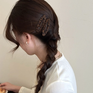 Leopard print BB hair clips for women on dark brown braided hair in autumn style
