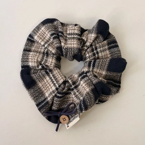 Haargummi im Vintage-Karomuster mit Knopfdetail und Happiness-Webetikett