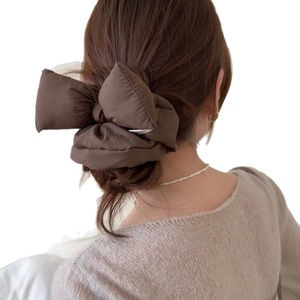 Élastique à cheveux chic marron avec nœud papillon surdimensionné et finition mate